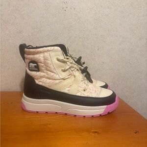 SOREL NWOB Kids' Whitney III Mid Waterproof Boots. Girls Size 5 cream and pink.